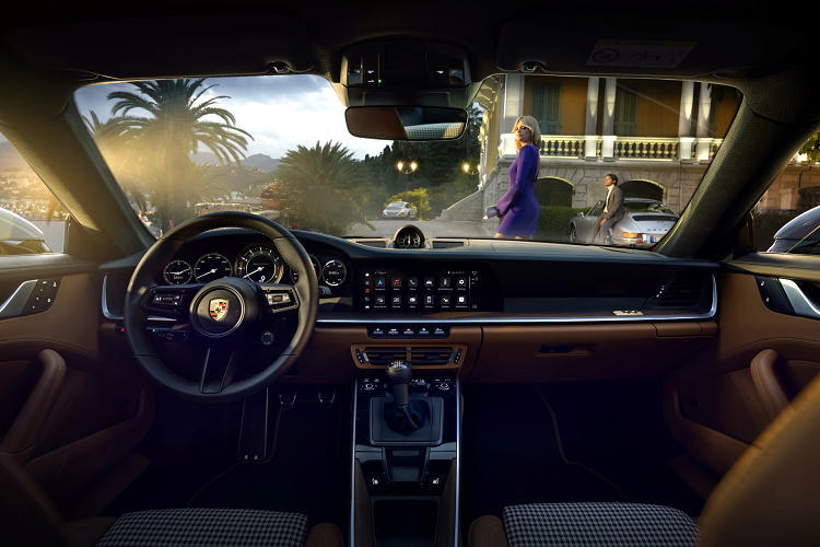 Hình ảnh do 1 người dùng mạng xã hội đăng tải cho thấy, anh có nhu cầu mua một chiếc xe thể thao giới hạn Porsche 911 Sport Classic 2023 nhưng khi nhìn vào bảng giá đã sốc, giá khởi điểm của xe là 272.300 đô la và các tùy chọn cũng chỉ khiến xe tăng giá lên 288.910 đô la