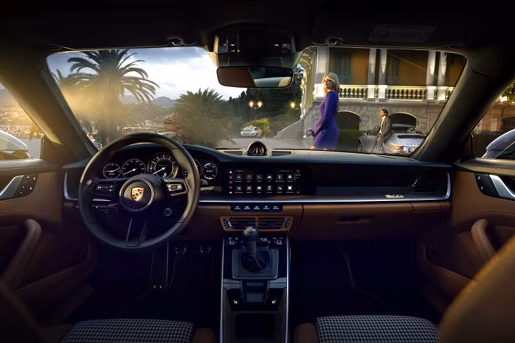 Hình ảnh do 1 người dùng mạng xã hội đăng tải cho thấy, anh có nhu cầu mua một chiếc xe thể thao giới hạn Porsche 911 Sport Classic 2023 nhưng khi nhìn vào bảng giá đã sốc, giá khởi điểm của xe là 272.300 đô la và các tùy chọn cũng chỉ khiến xe tăng giá lên 288.910 đô la