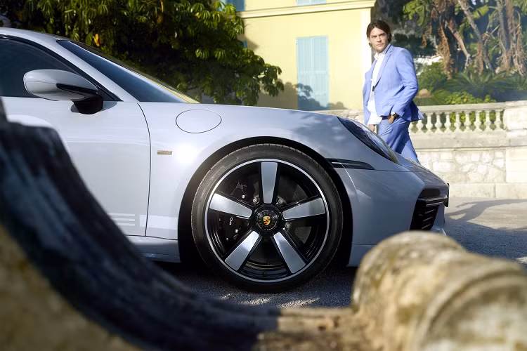 Porsche 911 Sport Classic 2023 sở hữu khối động cơ 6 xy-lanh, dung tích 3.8 lít, tăng áp kép sản sinh ra công suất tối đa 542 mã lực và mô-men xoắn cực đại chỉ 600 Nm. Động cơ này sẽ kết hợp với hộp số sàn 7 cấp và hệ dẫn động cầu sau. Việc chỉ trang bị đúng 1 hộp số đã giúp 911 Sport Classic 2023 trở thành xe Porsche 911 số sàn mạnh nhất.