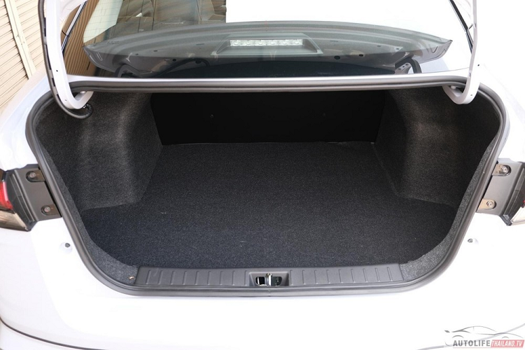 Sức mạnh được truyền tới bánh thông qua hộp số tự động biến thiên vô cấp Xtronic CVT, cho phép xe chỉ tiêu thụ lượng xăng 23,3 km/lít (khoảng 4,29 lít/100 km).