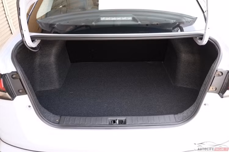 Sức mạnh được truyền tới bánh thông qua hộp số tự động biến thiên vô cấp Xtronic CVT, cho phép xe chỉ tiêu thụ lượng xăng 23,3 km/lít (khoảng 4,29 lít/100 km).