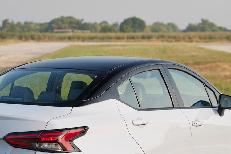 Riêng bản VL cao cấp nhất có thể phối màu trắng Storm White, xám Gun Metallic và xám Gray Sky Pearl với nóc đen tương phản. Tương tự ngoại thất, nội thất của Nissan Almera 2023 cũng được cải tiến với một số điểm mới như chất liệu bọc mặt táp-lô. Ở 2 bản cao cấp V và VL, mặt táp-lô sẽ được bọc màu xanh.