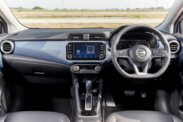 Vô lăng của Nissan Almera 2023 cũng được bọc da mềm mại hơn trước... trong khi gương chiếu hậu trong xe chuyển sang thiết kế không viền mới. Bên cạnh đó là sạc điện thoại không dây và hệ thống kiểm soát hành trình Cruise Control mới. Đây là những tính năng thiết thực và được nhiều người tiêu dùng ưa chuộng, hứa hẹn sẽ tăng sức hút cho Nissan Almera 2023.
