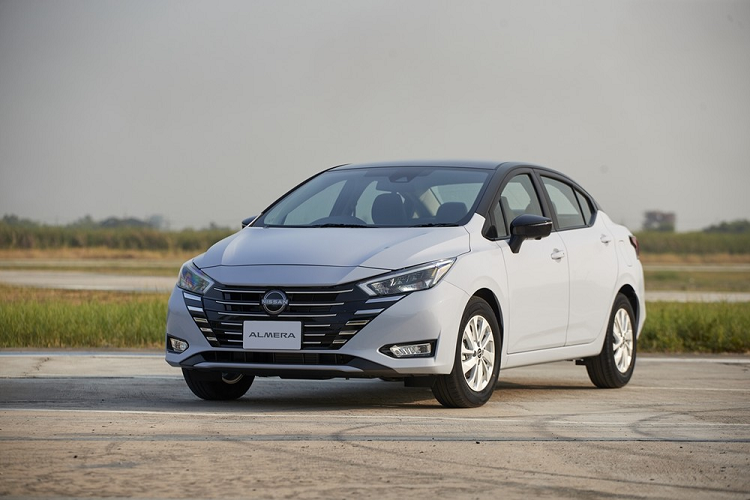 Đáng tiếc là khu vực bên sườn và phía sau của Nissan Almera 2023 không có gì mới. Ở bản E tiêu chuẩn, xe dùng đèn pha Halogen, vành thép 15 inch với ốp mâm màu bạc và gương chiếu hậu chỉnh điện. 