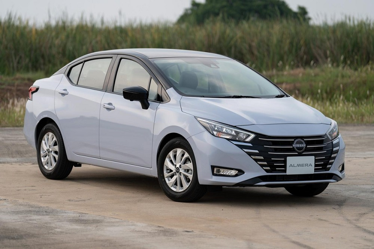 Tiếp tục được áp dụng ngôn ngữ thiết kế V-Motion, Nissan Almera 2023 sở hữu đầu xe mới, xe có thêm lưới tản nhiệt không viền, đi kèm những nan mạ crôm nằm ngang, vây quanh logo thiết kế dạng 2D mới của hãng Nissan. Khu vực xung quanh lưới tản nhiệt cũng có thêm những nẹp mạ crôm nằm ngang để trang trí khiến phần đầu xe như rộng và bề thế hơn. 