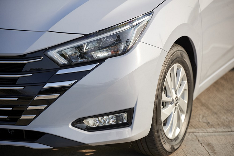 Từ bản EL trở lên, xe sẽ được trang bị vành hợp kim 15 inch, gương chiếu hậu chỉnh điện, gập điện, tích hợp đèn báo rẽ. Đèn pha LED sẽ chỉ dành cho 2 bản V và VL cao cấp. Ngoài ra, các nhà thiết kế của Nissan còn bổ sung màu sơn ngoại thất mới là xám Gray Sky Pearl phong cách hơn cho Nissan Almera 2023 và loại bỏ màu cam Monarch Orange. Tổng cộng, xe có 6 màu sắc là trắng Storm White, đỏ Radiant Red, đen Black Star, xám Gun Metallic, xanh đậm Night Blue và xám Gray Sky Pearl.