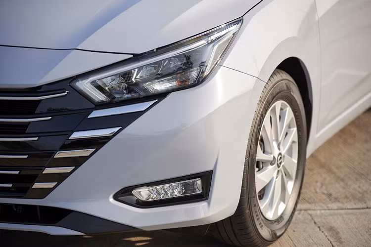 Từ bản EL trở lên, xe sẽ được trang bị vành hợp kim 15 inch, gương chiếu hậu chỉnh điện, gập điện, tích hợp đèn báo rẽ. Đèn pha LED sẽ chỉ dành cho 2 bản V và VL cao cấp. Ngoài ra, các nhà thiết kế của Nissan còn bổ sung màu sơn ngoại thất mới là xám Gray Sky Pearl phong cách hơn cho Nissan Almera 2023 và loại bỏ màu cam Monarch Orange. Tổng cộng, xe có 6 màu sắc là trắng Storm White, đỏ Radiant Red, đen Black Star, xám Gun Metallic, xanh đậm Night Blue và xám Gray Sky Pearl.