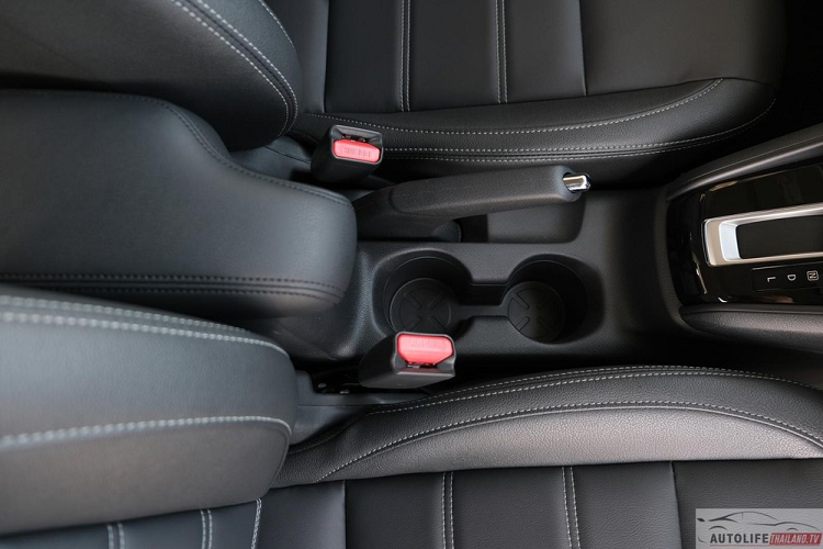 Trong khi đó, hệ thống cảnh báo tiền va chạm, phanh khẩn cấp tự động, camera 360 độ, phát hiện vật thể di động xung quanh xe, cảnh báo điểm mù, cảnh báo phương tiện cắt ngang khi lùi, hỗ trợ đèn pha tự động, hệ thống cảnh báo lệch làn đường và cảnh báo áp suất lốp chỉ dành cho bản cao cấp.