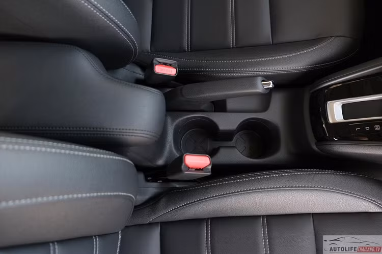 Trong khi đó, hệ thống cảnh báo tiền va chạm, phanh khẩn cấp tự động, camera 360 độ, phát hiện vật thể di động xung quanh xe, cảnh báo điểm mù, cảnh báo phương tiện cắt ngang khi lùi, hỗ trợ đèn pha tự động, hệ thống cảnh báo lệch làn đường và cảnh báo áp suất lốp chỉ dành cho bản cao cấp.