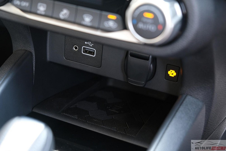 Dù ở phiên bản nào, Nissan Almera 2023 cũng không có cửa gió điều hòa phía sau. Trang bị an toàn tiêu chuẩn của Nissan Almera 2023 tại thị trường Thái Lan gồm có 6 túi khí, hệ thống chống bó cứng phanh ABS, phân phối lực phanh điện tử, trợ lực phanh khẩn cấp, cân bằng điện tử và hỗ trợ khởi hành ngang dốc.