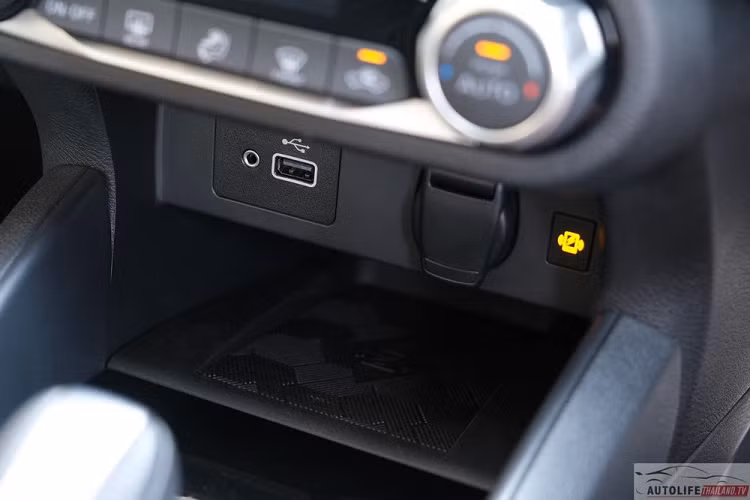 Dù ở phiên bản nào, Nissan Almera 2023 cũng không có cửa gió điều hòa phía sau. Trang bị an toàn tiêu chuẩn của Nissan Almera 2023 tại thị trường Thái Lan gồm có 6 túi khí, hệ thống chống bó cứng phanh ABS, phân phối lực phanh điện tử, trợ lực phanh khẩn cấp, cân bằng điện tử và hỗ trợ khởi hành ngang dốc.