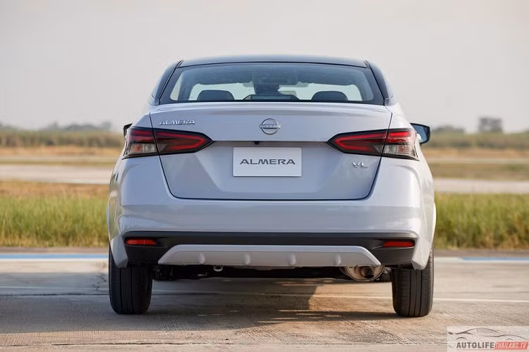 Trong đó, hệ thống hỗ trợ đèn pha tự động, hệ thống cảnh báo lệch làn đường và cảnh báo áp suất lốp là trang bị mới. Đây là mẫu sedan cỡ B đầu tiên tại Thái Lan có hệ thống cảnh báo áp suất lốp.