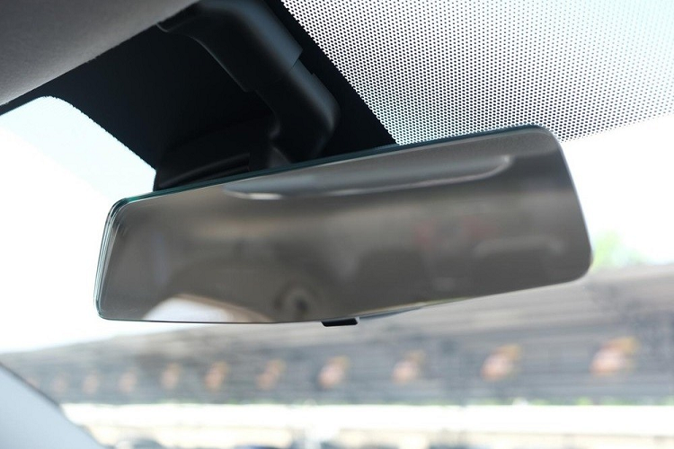 Trang bị nội thất còn lại của Nissan Almera 2023 không có gì thay đổi. Ở bản tiêu chuẩn, xe sẽ được trang bị ghế bọc nỉ, vô lăng D-cut thể thao chỉnh 4 hướng, bảng đồng hồ analog với màn hình đa thông tin, cửa sổ chỉnh điện, cửa sổ lên/xuống một chạm chống kẹt ở ghế lái, điều hòa thông thường, 2 cổng sạc 12V, phanh tay chỉnh cơ và hệ thống âm thanh 4 loa. 