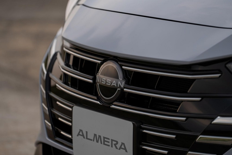 Nissan Almera 2023, được trang bị cản trước mới, tích hợp hốc gió trung tâm dài và hẹp. Ở hai góc cản trước vẫn có đèn sương mù nằm ngang như phiên bản cũ. Ngay cả cụm đèn pha và dải đèn LED định vị hình chữ "L" của xe cũng được giữ nguyên như cũ.