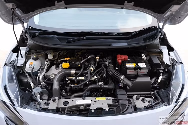 "Trái tim" của Nissan Almera 2023 tại Thái Lan vẫn là động cơ xăng 3 xi-lanh, tăng áp, dung tích 1.0L như cũ. Động cơ này tạo ra công suất tối đa 100 mã lực và mô-men xoắn cực đại 152 Nm.