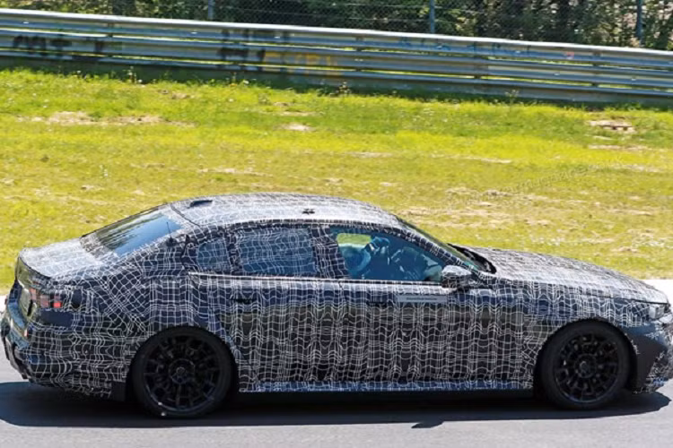 Về trang bị vận hành, một số tin đồn cho rằng BMW M5 thế hệ mới sẽ được trang bị động cơ hybrid của XM SUV.