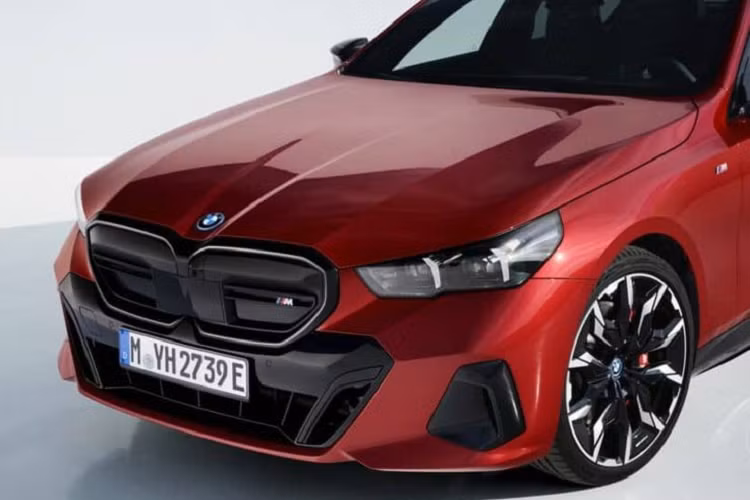 Theo đó, BMW M5 2024 mới có thiết kế được vay mượn khá nhiều từ X5 M và X6 M, thể hiện ở phần đầu xe có thiết kế hình chữ X kết hợp với lưới tản nhiệt màu đen viền đỏ. Mui xe được tạo hình bởi các đường nét cắt xẻ góc cạnh, tương tự M4. Trong khi đó, cụm cảm biến của hệ thống hỗ trợ lái được đặt ở vị trí cản trước, thay vì nằm giữa mặt ca lăng hình quả thận như X5 M.