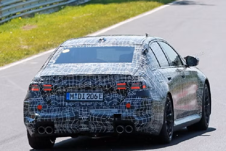 Bản vẽ của X-Tomi Design cũng cho thấy BMW M5 có chắn bùn trước rộng hơn so với dòng 5 Series thông thường. Điều cho thấy M5 chắc chắn sẽ có mâm xe cỡ lớn, cũng như hệ thống phanh khỏe hơn.