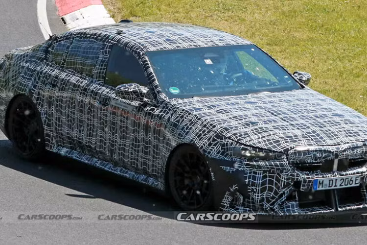 Hiện tại, BMW M5 hiệu năng cao được trang bị động cơ V8 tăng áp kép, dung tích 4,4L, sản sinh công suất 617 mã lực và mô-men xoắn đạt 750 Nm.