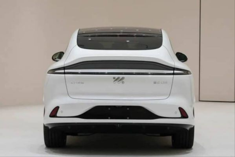 Được định vị là mẫu SUV cỡ trung đến cỡ lớn, IM LS6 có kích thước 4904/1988/1669mm, chiều dài cơ sở 2950mm. Xe có 4 màu ngoại thất: hồng, xanh lá cây, vàng và trắng.