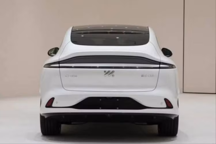 Được định vị là mẫu SUV cỡ trung đến cỡ lớn, IM LS6 có kích thước 4904/1988/1669mm, chiều dài cơ sở 2950mm. Xe có 4 màu ngoại thất: hồng, xanh lá cây, vàng và trắng.