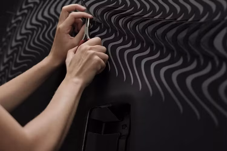 Tiếp đến là hàng ghế trước được bọc da màu xám Magic Grey với bề mặt bóng bẩy. Trong khi đó, hàng ghế sau được bọc bằng nỉ pha lụa, lấy cảm hứng từ sự phản chiếu của ánh sáng xuống mặt nước vào buổi đêm. Ngoài màu sơn và những vật liệu đặc biệt, hãng Rolls-Royce còn phát triển một mùi hương riêng cho chiếc Phantom Syntopia.