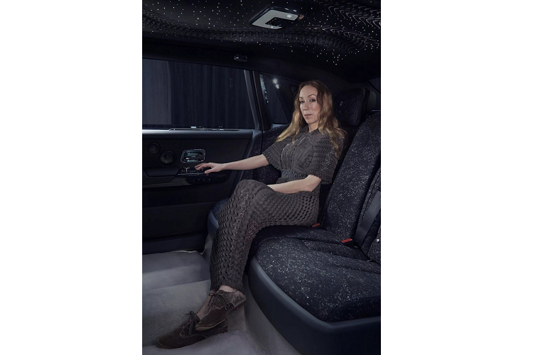 Hiện danh tính của người sở hữu chiếc Rolls-Royce Phantom Syntopia này vẫn chưa được hé lộ. Chỉ biết rằng, chủ xe sẽ được tặng bộ đồ có một không hai do bà Iris van Herpen thiết kế. Bộ đồ này cũng có hoa văn hình sóng nước, được làm từ chất liệu và kỹ thuật tương tự nội thất của xe. Thời gian hoàn thành chiếc váy lên đến 6 tháng.