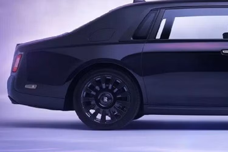 Màu sơn có một không hai này được gọi bằng cái tên Liquid Noir. Hãng Rolls-Royce đã mất hơn 3.000 tiếng đồng hồ cho việc thử nghiệm và hợp thức hóa màu sơn này. Bên cạnh đó, hãng xe Anh quốc còn phải phát triển kỹ thuật mới để phủ lớp sơn bóng trong suốt lên trên màu sơn đen tuyền. Kỹ thuật này cho phép tái phân phối các sắc tố, tạo nên họa tiết cho sơn.