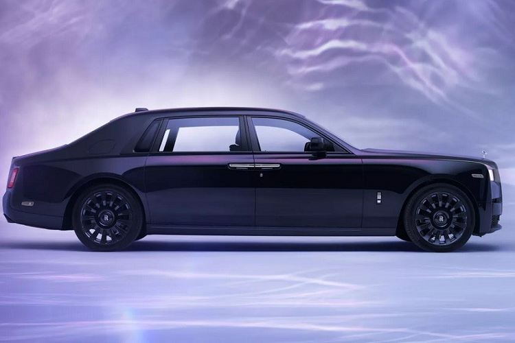 Tương tự bộ sưu tập của Iris van Herpen, chiếc Rolls-Royce Phantom Syntopia đặc biệt cũng sở hữu chất liệu được tạo ra theo nguyên lý của các hình dạng và cấu trúc tự nhiên. "Trong lần hợp tác đặc biệt này, tôi lấy cảm hứng từ 'mặt nước gợn sóng' và biến cảm giác chuyển động thành trải nghiệm đắm chìm bên trong Phantom", nhà thiết kế người Hà Lan cho biết.