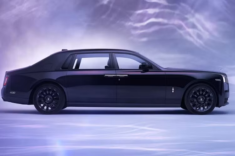 Tương tự bộ sưu tập của Iris van Herpen, chiếc Rolls-Royce Phantom Syntopia đặc biệt cũng sở hữu chất liệu được tạo ra theo nguyên lý của các hình dạng và cấu trúc tự nhiên. "Trong lần hợp tác đặc biệt này, tôi lấy cảm hứng từ 'mặt nước gợn sóng' và biến cảm giác chuyển động thành trải nghiệm đắm chìm bên trong Phantom", nhà thiết kế người Hà Lan cho biết.