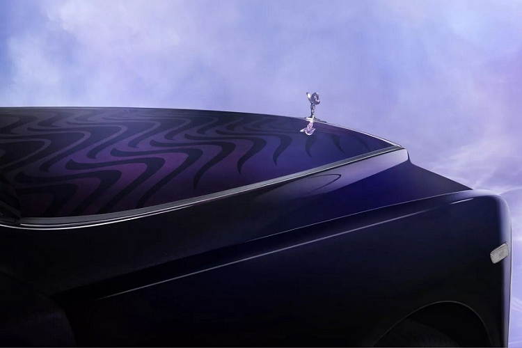 Cái tên Syntopia này bắt nguồn từ bộ sưu tập của nhà thiết kế người Hà Lan Iris van Herpen. Bà là một nhà thiết kế thời trang nổi tiếng và thành viên của Nghiệp đoàn may đo cao cấp Paris. Trong vòng 4 năm qua, Iris van Herpen đã phối hợp với hãng xe Rolls-Royce để tạo ra chiếc Phantom Syntopia có một không hai.