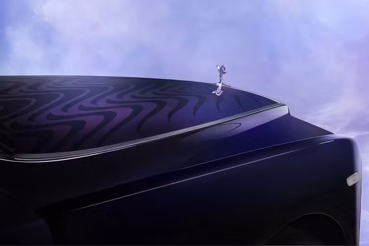 Cái tên Syntopia này bắt nguồn từ bộ sưu tập của nhà thiết kế người Hà Lan Iris van Herpen. Bà là một nhà thiết kế thời trang nổi tiếng và thành viên của Nghiệp đoàn may đo cao cấp Paris. Trong vòng 4 năm qua, Iris van Herpen đã phối hợp với hãng xe Rolls-Royce để tạo ra chiếc Phantom Syntopia có một không hai.