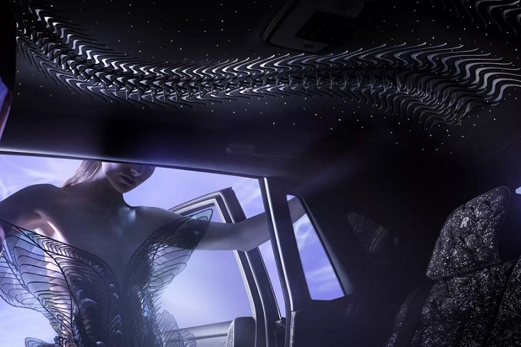 Bên cạnh đó, hãng Rolls-Royce còn dùng lụa nilon để tạo ra họa tiết 162 cánh hoa trên trần xe. Những cánh hoa này do đội ngũ nhân viên của bà Iris van Herpen xếp lên trần xe. Cuối cùng, phần trần xe được đính các sợi quang học, tạo thành bầu trời sao đặc trưng của xe Rolls-Royce. Hãng xe Anh quốc và nhà thiết kế Hà Lan đã phải mất hơn 700 tiếng đồng hồ để hoàn thiện phần này.