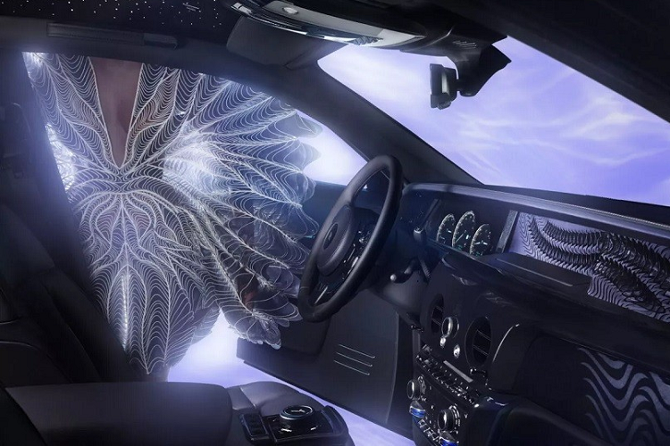 Lấy cảm hứng từ nhà thiết kế thời trang người Hà Lan, mùi hương này pha trộn giữa hoa diên vĩ, gỗ tuyết tùng, mùi da thuộc, mùi chanh nhẹ và hoa hồng Patagonia. Mùi hương được tỏa trong nội thất bằng hệ thống nằm trong tựa đầu ghế của xe.