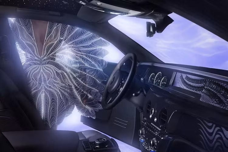 Lấy cảm hứng từ nhà thiết kế thời trang người Hà Lan, mùi hương này pha trộn giữa hoa diên vĩ, gỗ tuyết tùng, mùi da thuộc, mùi chanh nhẹ và hoa hồng Patagonia. Mùi hương được tỏa trong nội thất bằng hệ thống nằm trong tựa đầu ghế của xe.