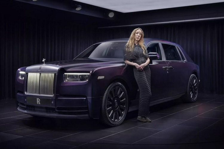 Rolls-Royce vốn nổi tiếng với những chiếc xe có một không hai hoặc chế tạo theo đơn đặt hàng. Mới đây, thương hiệu ôtô hơn 100 năm của Anh quốc lại tiếp tục chứng minh khả năng của mình khi vén màn chiếc xe siêu sang Rolls-Royce Phantom độc nhất vô nhị có tên Syntopia.