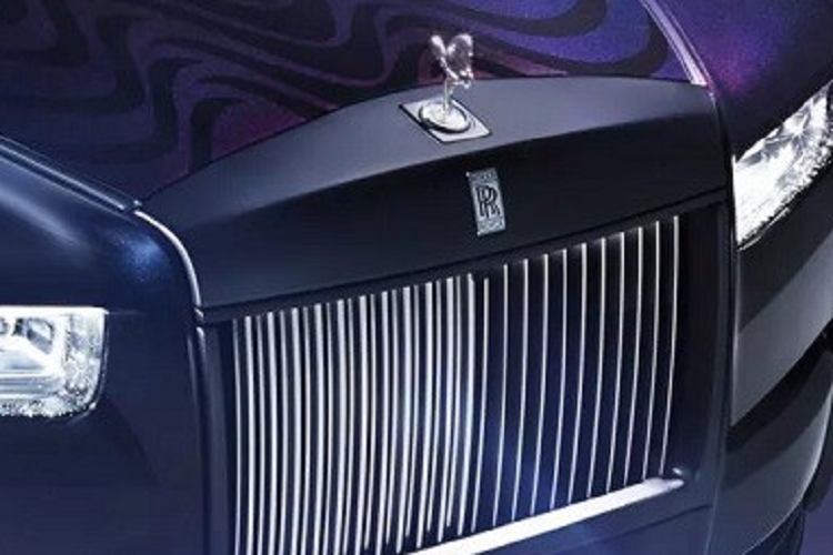 Là chiếc xe lấy cảm hứng từ thời trang cao cấp nên nội thất của Rolls-Royce Phantom Syntopia rất quan trọng. Bên trong chiếc xe này, phần trần xe như một tác phẩm nghệ thuật thực thụ. Hãng Rolls-Royce đã dùng một tấm da, đặt chính xác vào trần xe và cắt đối xứng để làm lộ ra phần nỉ nilon dệt bên trong. Đây là kỹ thuật đã được sử dụng cho bộ sưu tập Embossed Sounds của nhà thiết kế Iris van Herpen.