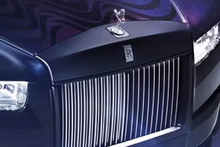 Là chiếc xe lấy cảm hứng từ thời trang cao cấp nên nội thất của Rolls-Royce Phantom Syntopia rất quan trọng. Bên trong chiếc xe này, phần trần xe như một tác phẩm nghệ thuật thực thụ. Hãng Rolls-Royce đã dùng một tấm da, đặt chính xác vào trần xe và cắt đối xứng để làm lộ ra phần nỉ nilon dệt bên trong. Đây là kỹ thuật đã được sử dụng cho bộ sưu tập Embossed Sounds của nhà thiết kế Iris van Herpen.