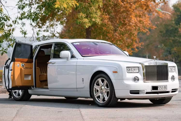 Chiếc Rolls-Royce Phantom Spirit of Ecstasy Centenary Edition của doanh nhân Chương Tailor vừa tậu mang ngoại thất màu trắng ngọc trai. Trong khi đó, chiếc xe còn lại ở Việt Nam sở hữu ngoại thất màu đen.