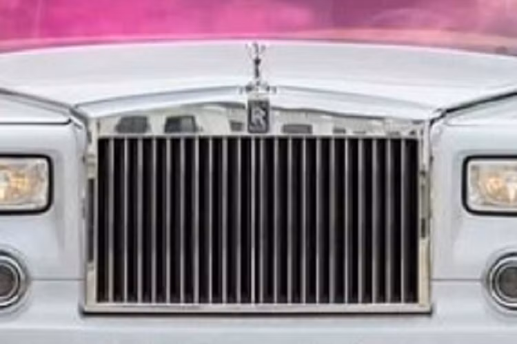 Xe sở hữu nội thất với 5 chỗ ngồi, lưng ghế giữa ở hàng ghế sau có thể lật xuống thành bệ tì tay. Sau 11 năm lăn bánh, chiếc xe mới chỉ vận hành tổng cộng khoảng 41.617 km. Các chi tiết trong khoang nội thất xe vẫn còn mới với bề mặt da căng bóng, không tì vết.