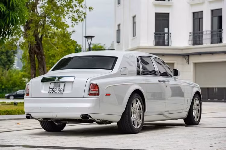 Chiếc Rolls-Royce Phantom này thuộc biến thể trục cơ sở ngắn SWB nên có kích thước dài x rộng x cao lần lượt là 5.842 x 1.990 x 1.638 mm cùng chiều dài cơ sở 3.570 mm.