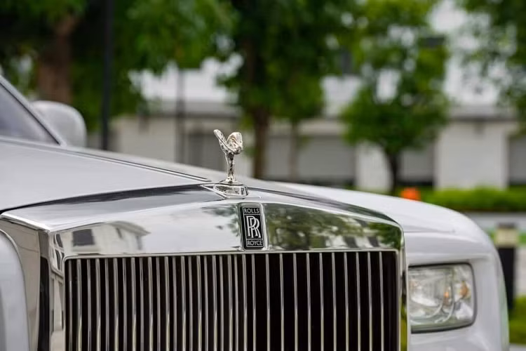 Chiếc xe siêu sang Rolls-Royce Phantom VII này là phiên bản kỷ niệm 100 năm ngày ra đời của biểu tượng “thiếu phụ bay” Spirit of Ecstasy.