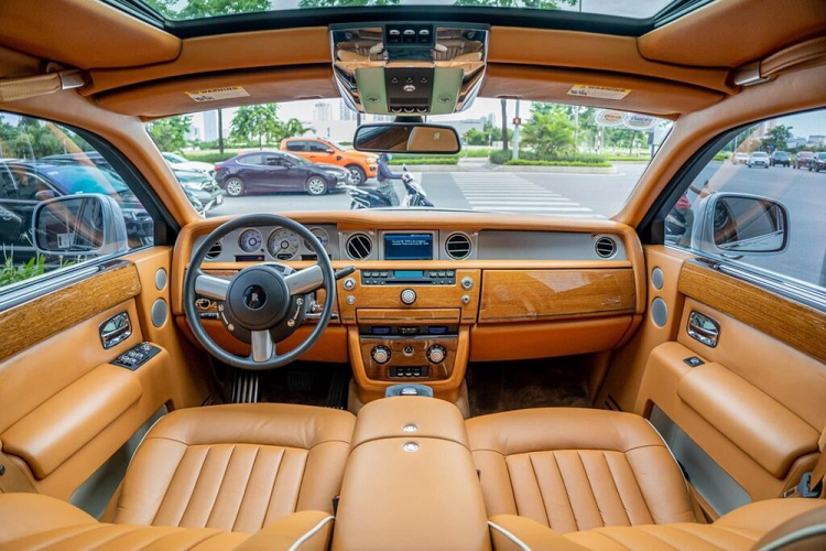 Bên cạnh đó, xe còn được lắp bộ mâm 7 chấu đơn mạ crôm có kích thước 21 inch, phần ốp mâm ở giữa được khắc chữ “Spirit of Ecstasy Centenary 2011”. Nội thất xe được bọc hoàn toàn với chất liệu da màu nâu da bò cao cấp đầy tinh xảo và mềm mại, giúp đem tới cảm giác thư giãn cho người dùng.