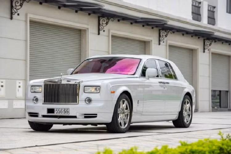 Dù đã trải qua 11 năm sử dụng nhưng chiếc xe Rolls-Royce Phantom Spirit of Ecstasy Centenary Edition của nhà thiết kế Chương Tailor vẫn ở trong tình trạng còn rất mới.