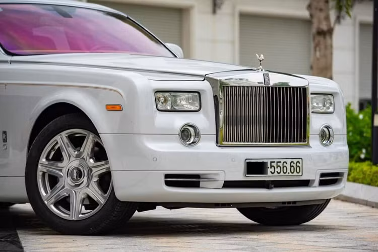 Điểm khác biệt lớn nhất của chiếc xe này với những chiếc Phantom khác chính là dòng chữ “Spirit of Ecstasy Centenary - 2011” được khắc chìm dưới chân biểu tượng Spirit of Ecstasy ở phần đầu xe. Chân logo cũng được chạy đèn chiếu sáng màu xanh tạo điểm nhấn.