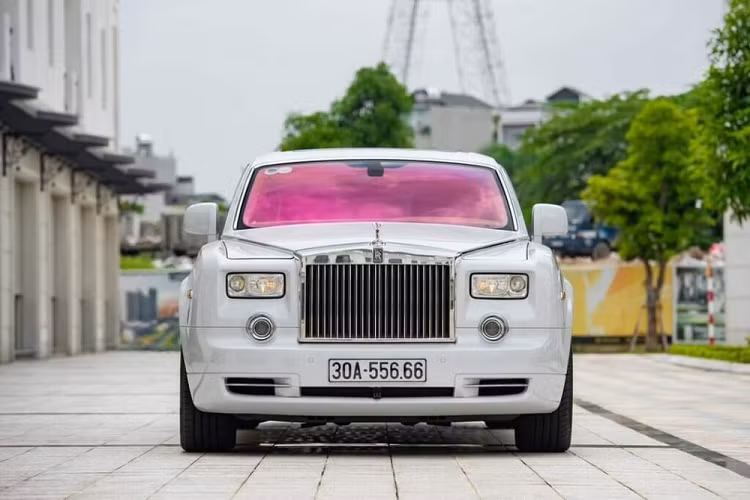 Chiếc Rolls-Royce Phantom này được trang bị động cơ V12, dung tích 6.75L, có khả năng sinh công suất tối đa 453 mã lực và mô-men xoắn cực đại 720 Nm. Với sức mạnh ấn tượng này, chiếc xe nặng 2,6 tấn có thể đạt tốc độ tối đa lên tới 240 km/h và tăng tốc từ 0 - 100 km/h trong 5,9 giây.