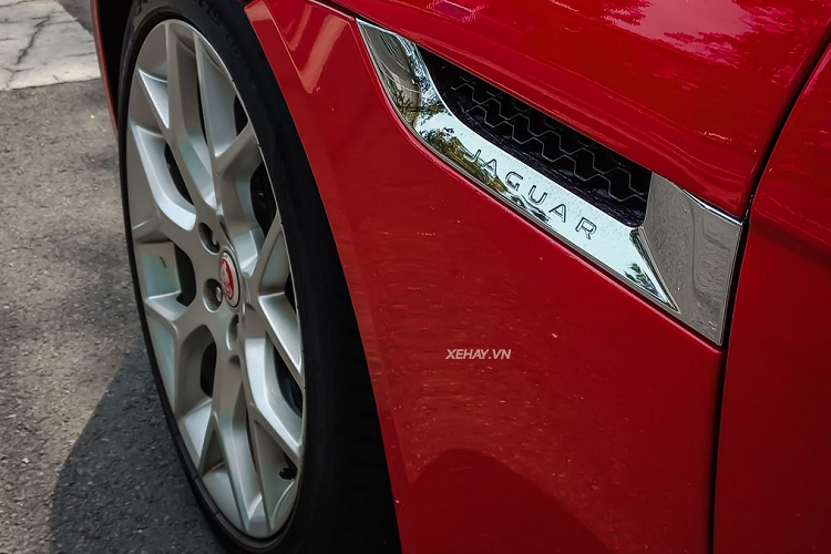 Ở phía sau, Jaguar F-Type S cũng nổi bật không kém khi đi kèm với cụm đèn hậu LED vuốt ngang kéo dài đặc trưng, đi cùng với đó là cặp ống xả thể thao giúp nhận diện phiên bản động cơ V6. Một cánh gió ẩn được đặt trên nắp khoang hành lý có thể tuỳ ý đóng/mở thông qua một nút bấm bên trong khoang lái.