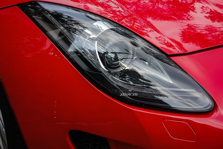 Chiếc Jaguar F-Type S trong bài được trang bị bộ mâm đa chấu kép màu xám kích thước 19 inch, đi kèm với phanh gốm hiệu suất cao có đường kính 380 mm ở phía trước và 325 mm phía sau.