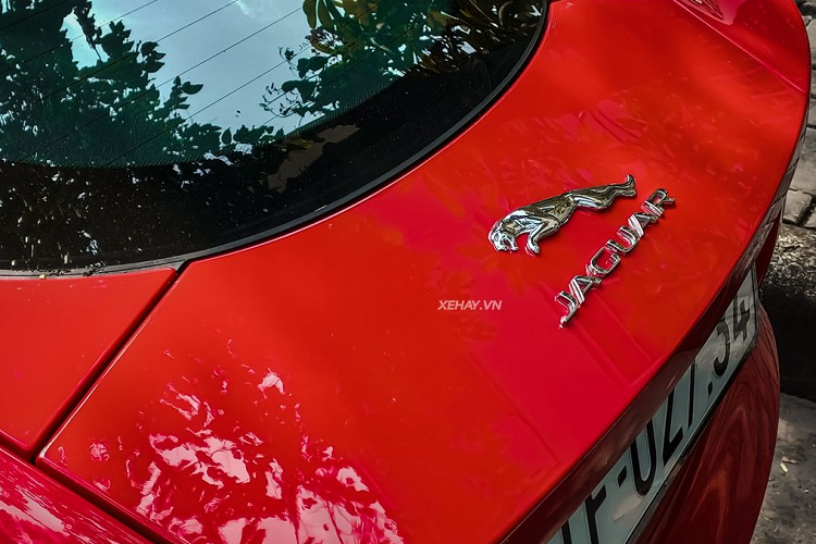 Vì sử dụng công nghệ nạp nhiên liệu hiện đại nên lượng khí thải CO2 phát sinh khá thấp, chỉ 203 g/km. F-Type S phiên bản số tự động có thể tăng tốc 0-100 km/h trong 4,9 giây. Mức giá xe Jaguar F-Type S 2014 khi mới về Việt Nam nộp đủ các loại thuế để ra biển trắng khoảng gần 5 tỷ đồng.