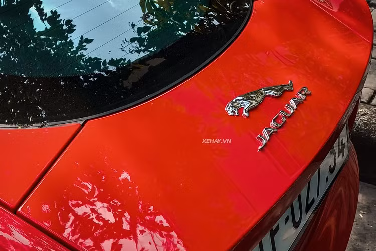 Vì sử dụng công nghệ nạp nhiên liệu hiện đại nên lượng khí thải CO2 phát sinh khá thấp, chỉ 203 g/km. F-Type S phiên bản số tự động có thể tăng tốc 0-100 km/h trong 4,9 giây. Mức giá xe Jaguar F-Type S 2014 khi mới về Việt Nam nộp đủ các loại thuế để ra biển trắng khoảng gần 5 tỷ đồng.